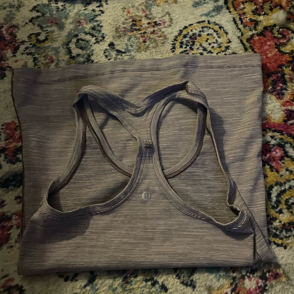 Lululemon tank top fits small-medium